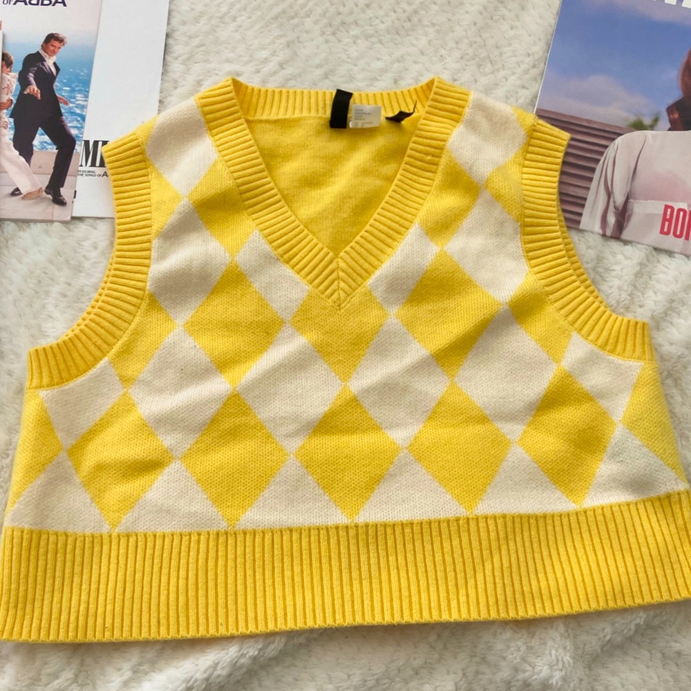 Crop Yellow and white sweater vest, stretchy